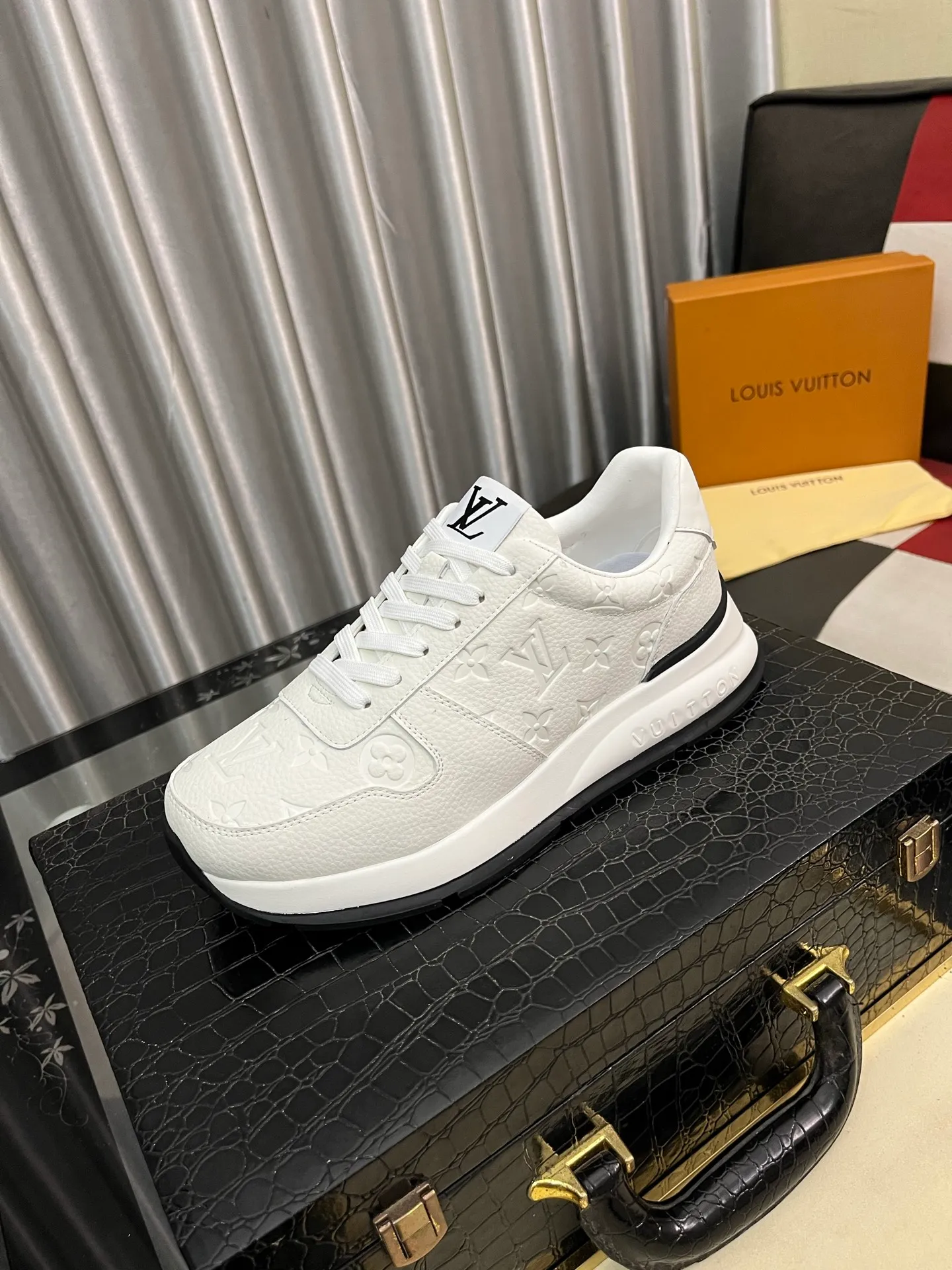 Men's men's shoes💰458⌚️⌚️ Loui* Vuitto* - Louis ** donkey's new color men's trainer sneakers, this LV Trainer sneaker is made of calfskin and breathable mesh, showing pure colors, the #54 logo on the back traces the brand's birth in 1854, the designer's handwritten brand logo embellishes one side, virgil Designed by abloh himself, it is a very commemorative sneaker. The new lv Louis Vuitton loui* vuitto* trainer sneaker low casual sports culture versatile basketball sneaker. Size: 38-443️⃣Colors available